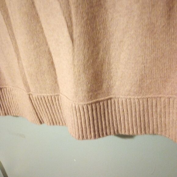 Eddie Bauer acrylic and wool V Neck sweater with ribbed trim - Picture 9 of 11